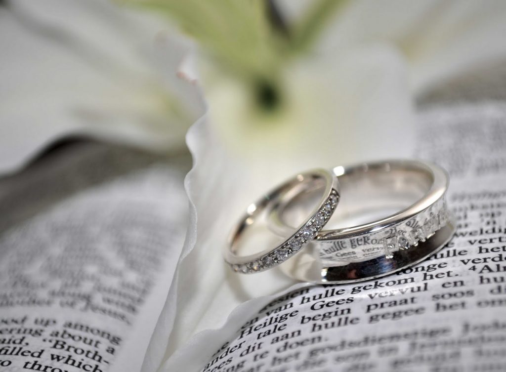 Kiểu nhẫn cưới có đính nhiều hạt