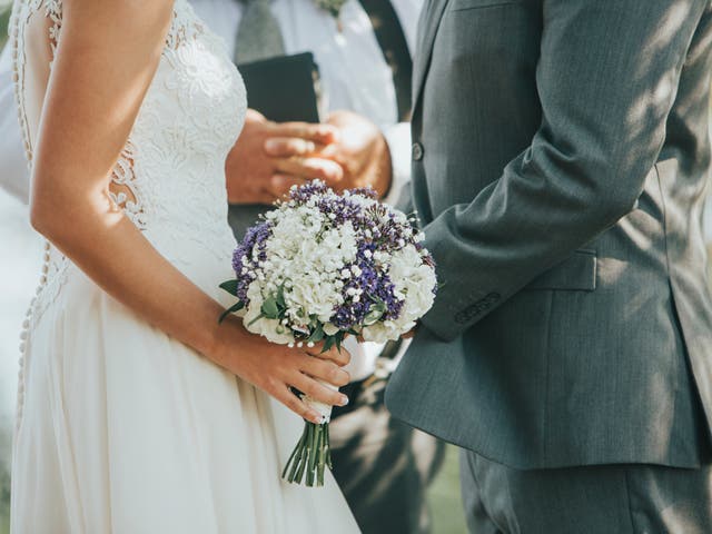 Tránh tổ chức đám cưới vào mùa cưới để tiết kiệm chi phí tiệc cưới