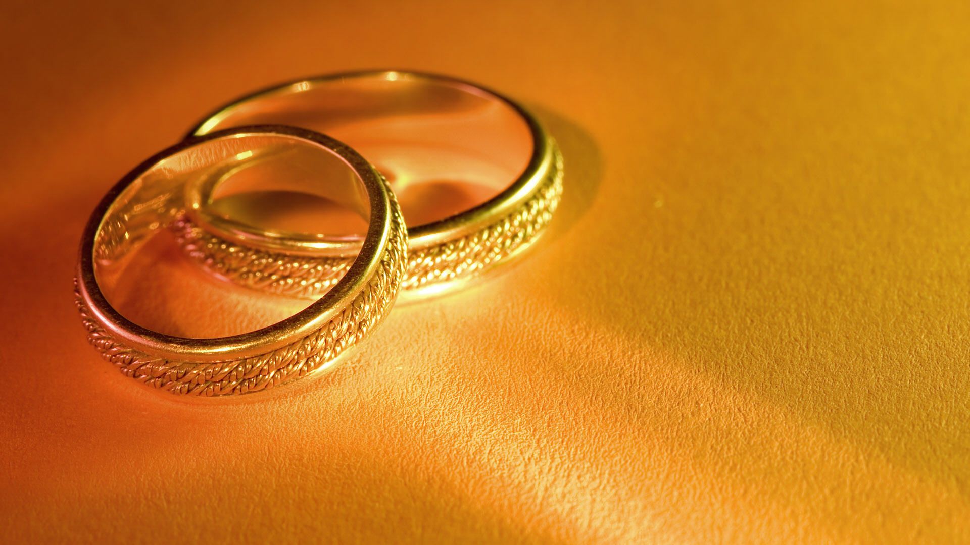 Nhẫn cưới thường được làm từ vàng 18k hoặc 14k