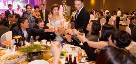 chào bàn tiệc cưới