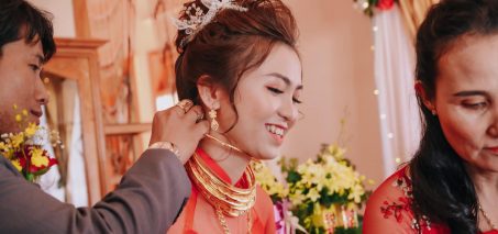 nhận quà cưới