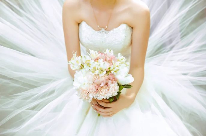 váy cưới màu trắng